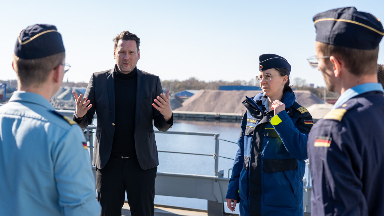 Staatssekretär Daniel Stich und Fregattenkapitän Karolin Zaplo beim Besuch des Staatssekretärs in Wilhelmshaven.