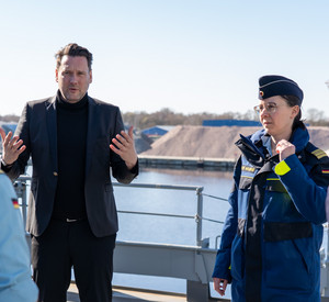 Staatssekretär Daniel Stich und Fregattenkapitän Karolin Zaplo beim Besuch des Staatssekretärs in Wilhelmshaven.