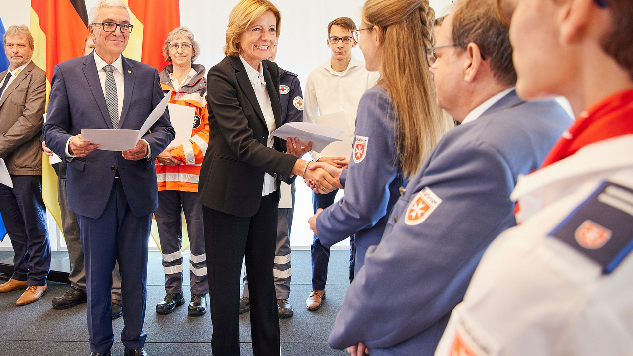 Innenminister Roger Lewentz mit Ministerpräsidentin Malu Dreyer bei der Verleihung der Fluthilfemedaille.