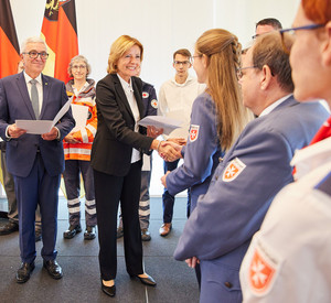 Innenminister Roger Lewentz mit Ministerpräsidentin Malu Dreyer bei der Verleihung der Fluthilfemedaille.
