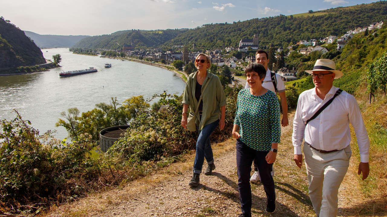 Staatssekretärin Simone Schneider wandert auf dem Oelsberg-Kunstpfad in Oberwesel.