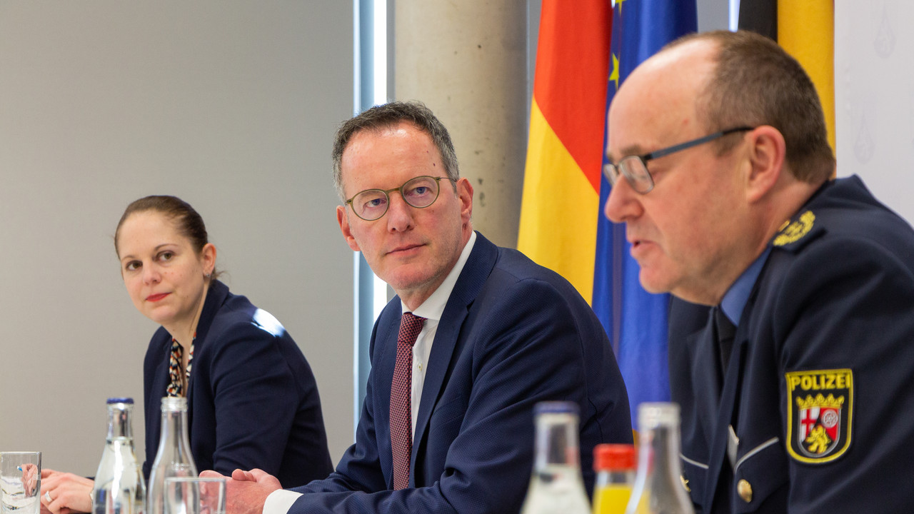 Innenminister Michael Ebling und Inspekteur der Polizei Friedel Durben bei der Pressekonferenz zur Vorstellung der Verkehrsunfallbilanz 2022. 