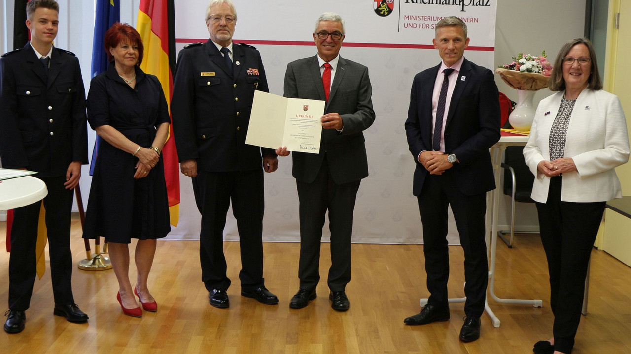 Innenminister Roger Lewentz überreicht Feuerwehrehr-Ehrenzeichen an Hans Otto Weber
