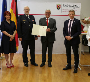 Innenminister Roger Lewentz überreicht Feuerwehrehr-Ehrenzeichen an Hans Otto Weber