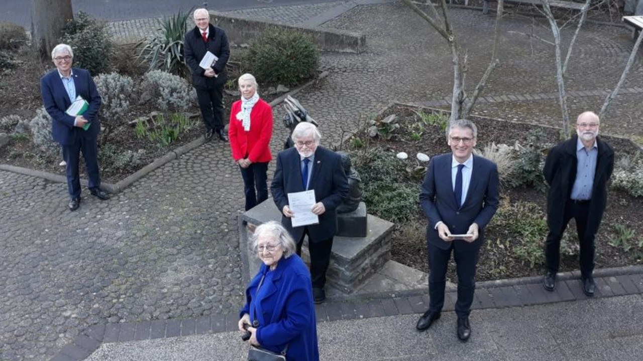 Übergabe des Förderbescheids durch Innenminister Roger Lewentz an Hans Rothenbücher und Vertreter des Partnerschaftsvereins in Beisein von Lahnsteins Oberbürgermeister Peter Labonte.