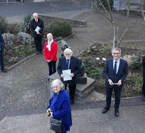 Übergabe des Förderbescheids durch Innenminister Roger Lewentz an Hans Rothenbücher und Vertreter des Partnerschaftsvereins in Beisein von Lahnsteins Oberbürgermeister Peter Labonte.