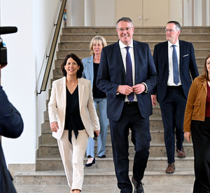 Im Ministerrat hat die Landesregierung Rheinland-Pfalz den Nachtragshaushalt für die Jahre 2025 und 2026 beschlossen.