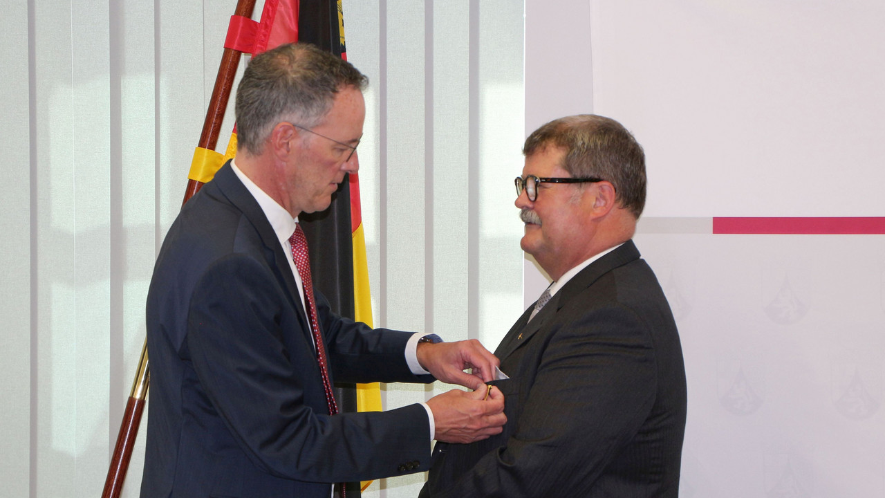 Innenminister Michael Ebling überreicht Wittigo von Rabenau das Verdienstkreuz am Bande.
