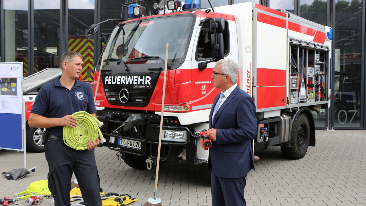 Minister vor Feuerwehrfahrzeug