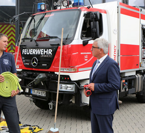 Minister vor Feuerwehrfahrzeug