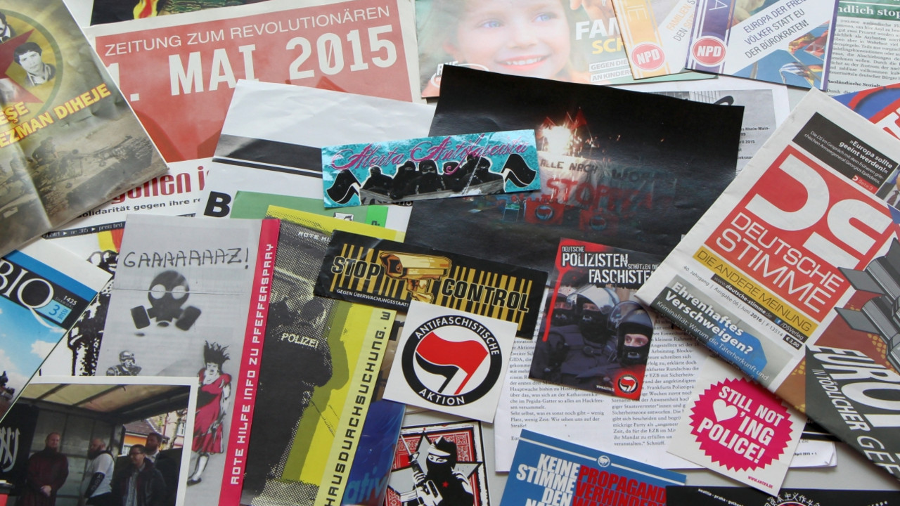 Anschauungsmaterial (Flyer, Zeitschriften, Aufkleber etc.) unterschiedlicher extremistischer Gruppierungen