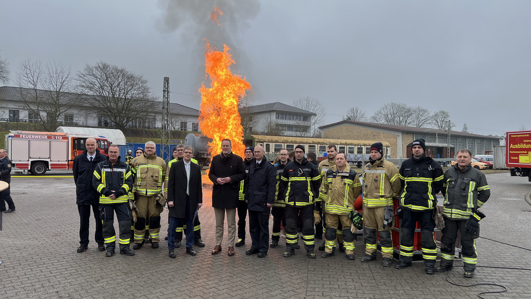 Innenminister Michael Ebling bei der Übergabe der Kleinbrandsimulationsanlagen an die BKIs der Landkreise und kreisfreien Städte.