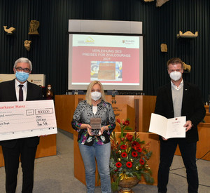 Innenminister Roger Lewentz mit Preisträgerin Rosemarie Bügel und Laudator Olaf Holzbach