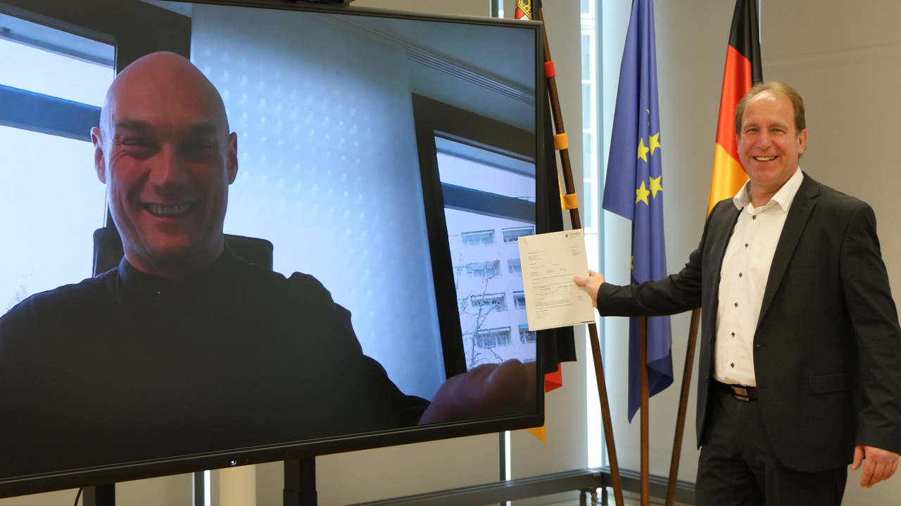 Staatssekretär Randolf Stich und Stadtbürgermeister Dr. Dennis Nitsche bei der Bescheidübergabe