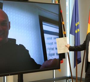 Staatssekretär Randolf Stich und Stadtbürgermeister Dr. Dennis Nitsche bei der Bescheidübergabe