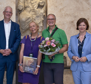 Staatssekretärin Steingaß (r.) und Oberbürgermeister Leibe (l.) mit den 30.000. Gästen der Landesausstellung, einem Ehepaar aus der Nähe von Worms.