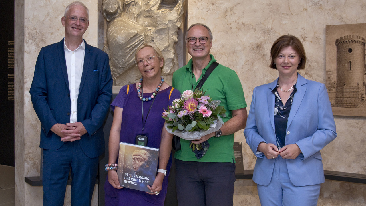 Staatssekretärin Steingaß (r.) und Oberbürgermeister Leibe (l.) mit den 30.000. Gästen der Landesausstellung, einem Ehepaar aus der Nähe von Worms.