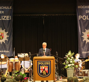 Innenminister Roger Lewentz bei der Graduierung des 21. Bachelorstudiengangs