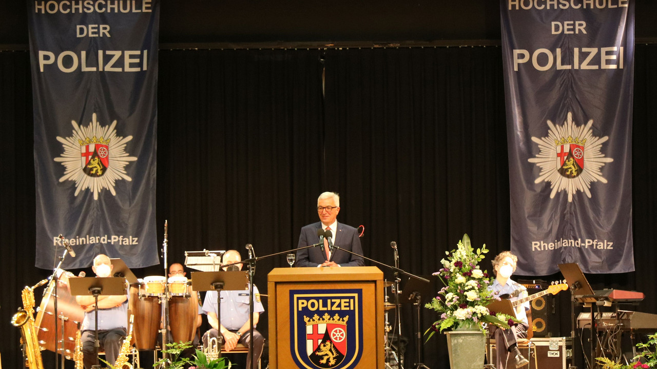 Innenminister Roger Lewentz bei der Graduierung des 21. Bachelorstudiengangs