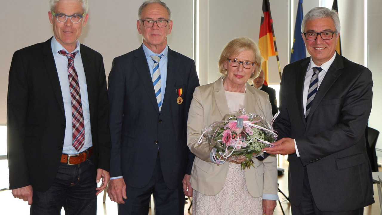 Lewentz überreicht Verdienstmedaille an Werner Blatt