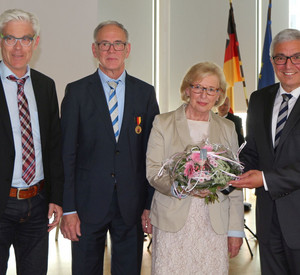 Lewentz überreicht Verdienstmedaille an Werner Blatt