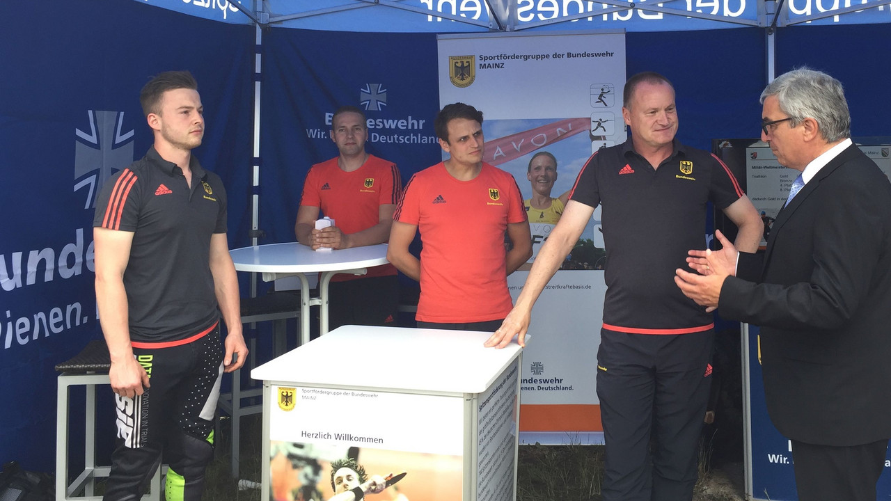Innenminister Roger Lewentz informiert sich am Stand der Bundeswehr.