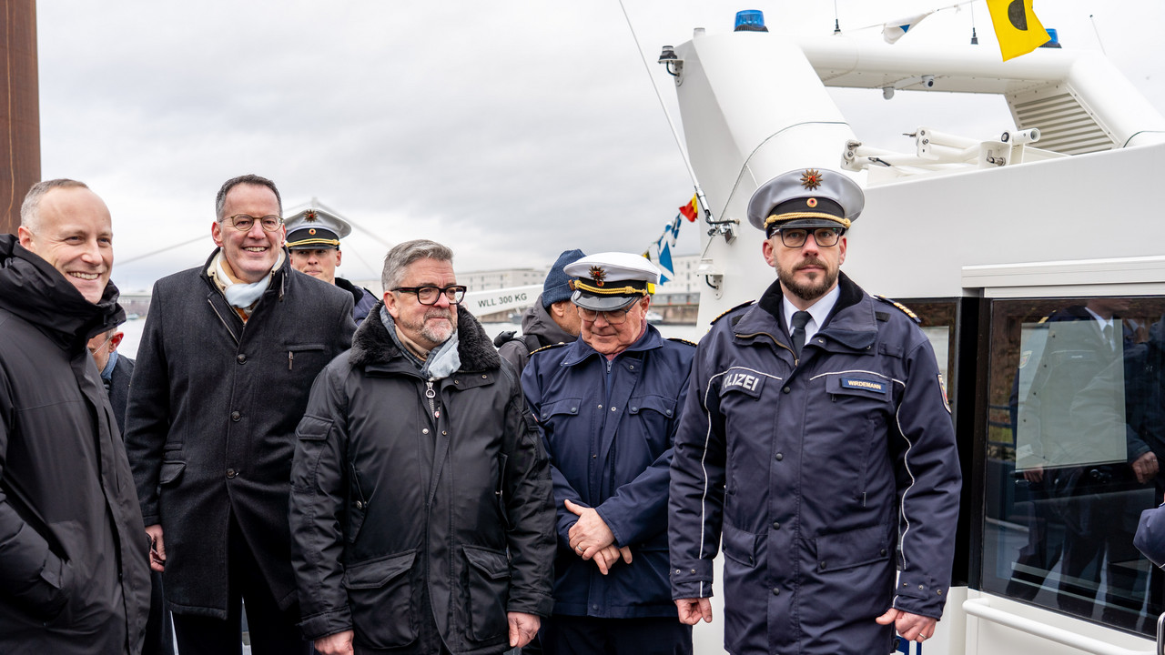 Innenminister Michael Ebling hat der Wasserschutzpolizei ein neues Polizeiboot übergeben.