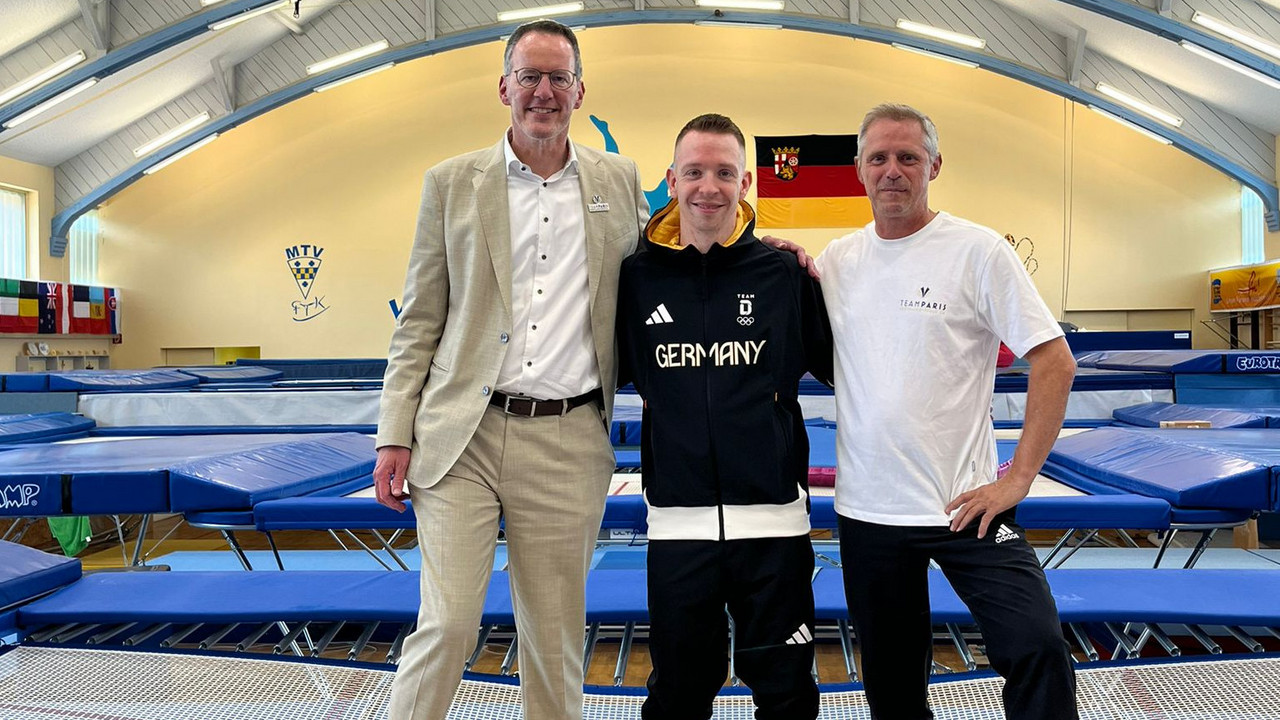 Sportminister Michael Ebling mit Fabian Vogel und seinem Trainer Steffen Eislöffel.