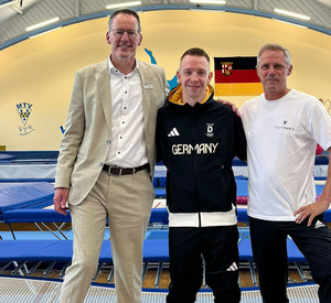 Sportminister Michael Ebling mit Fabian Vogel und seinem Trainer Steffen Eislöffel.