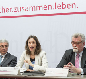 Innenminister Roger Lewentz, Integrationsministerin Anne Spiegel und Justizminister Herbert Mertin bei der Pressekonferenz