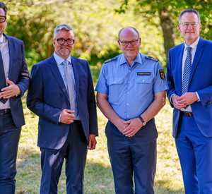 (v.l.n.r.) Staatssekretär Daniel Stich, der designierte Leiter des PP ELT Philipp Römer, Polizeipräsident Christoph Semmelrogge und Innenminister Michael Ebling.