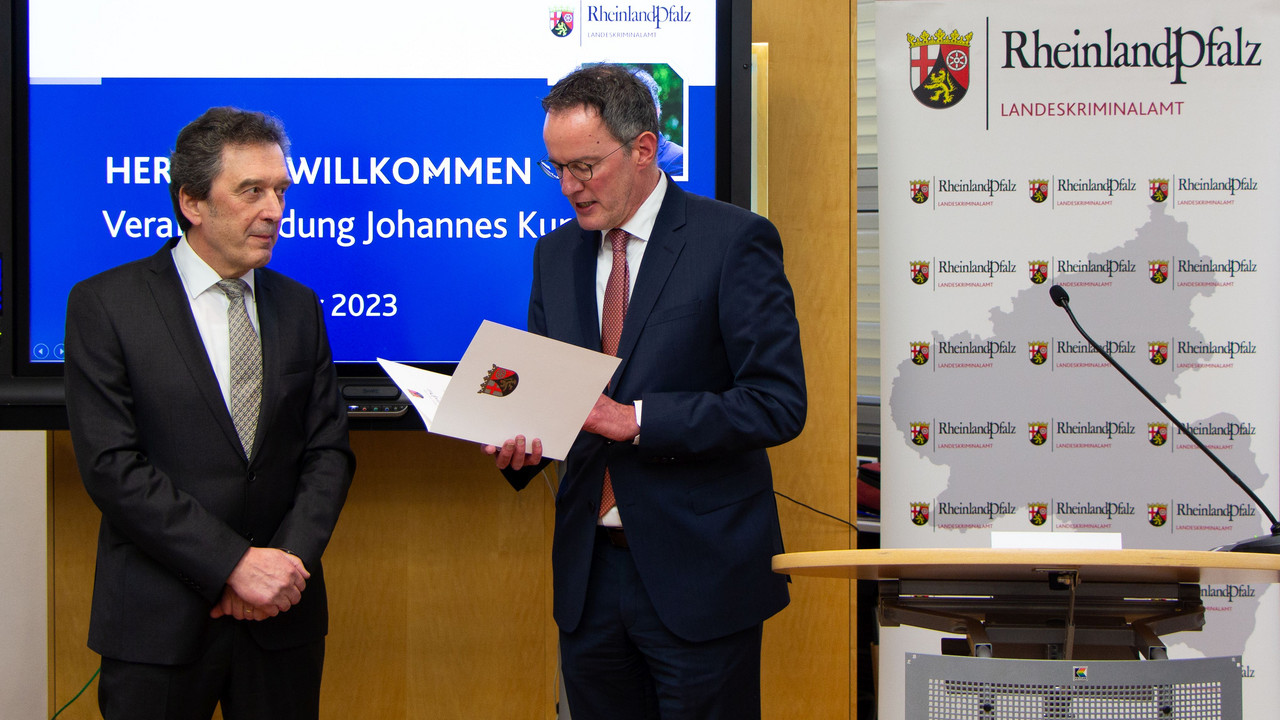 Innenminister Michael Ebling bei der Verabschiedung von LKA-Präsident Johannes Kunz. 