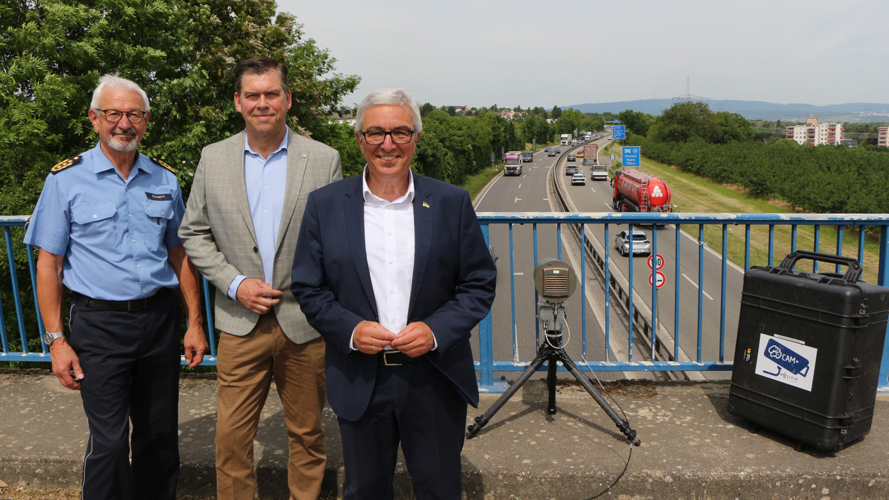 Innenminister Roger Lewentz mit Vertretern der Polizei bei der Vorstellung der MONOcam