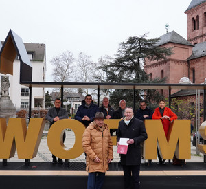 Innenminister Michael Ebling bei der Bescheidübergabe in Worms.