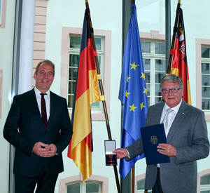 Staatssekretär Stich überreicht Klaus Mühlbeier das Verdienstkreuz