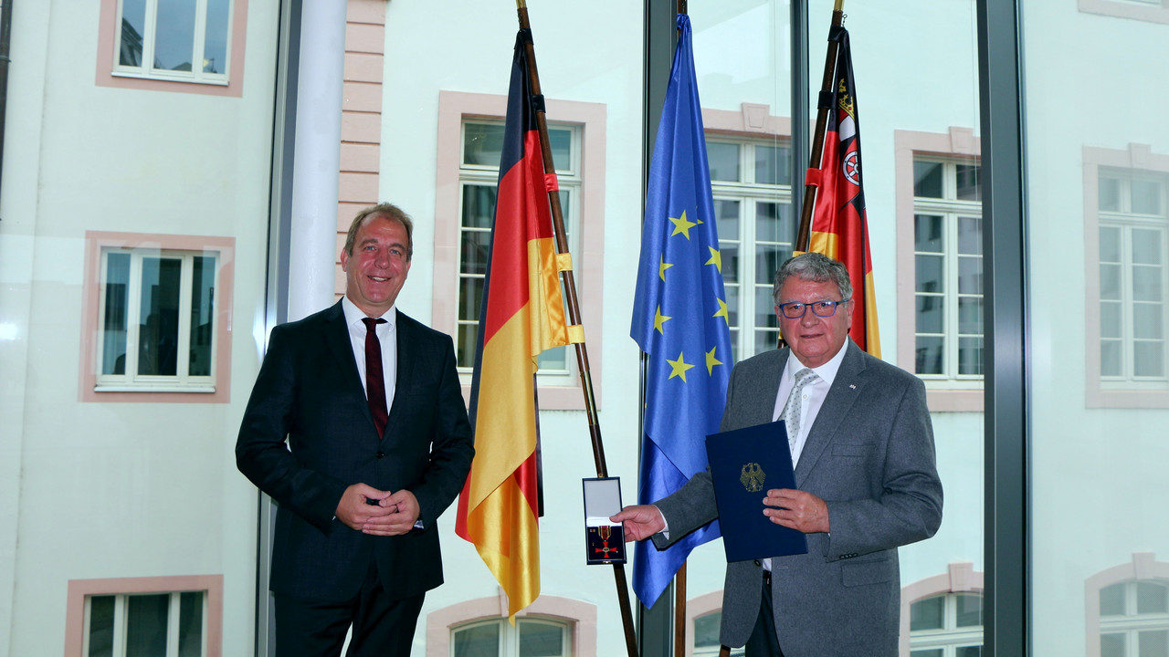 Staatssekretär Stich überreicht Klaus Mühlbeier das Verdienstkreuz