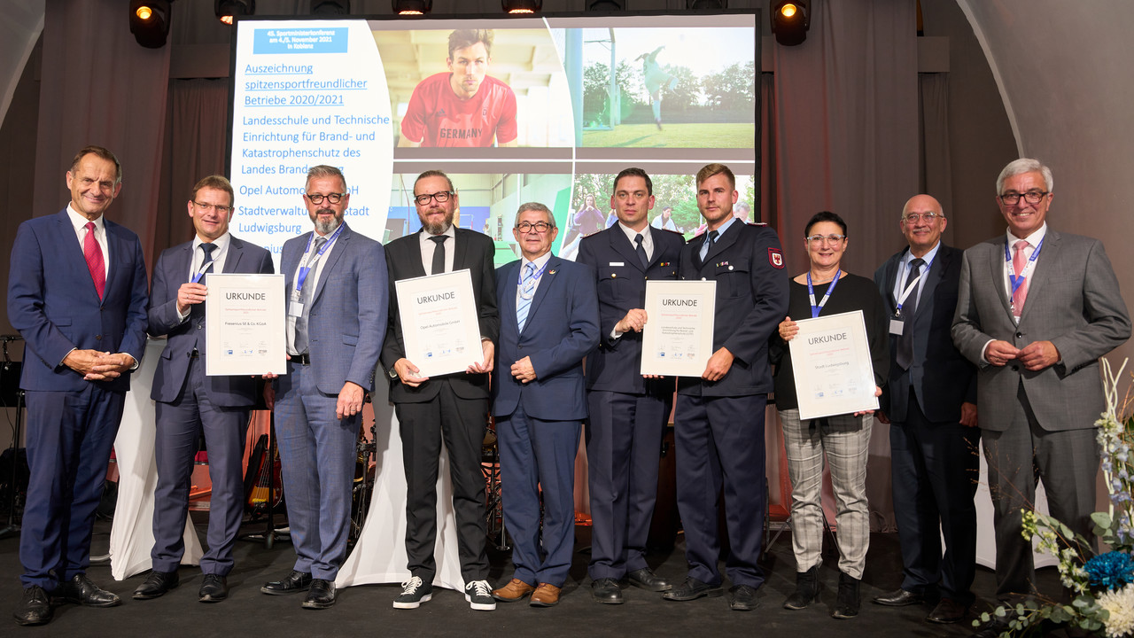 Minister Lewentz und DOSB-Präsident Hörmann bei der Urkundenübergabe