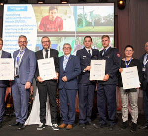 Minister Lewentz und DOSB-Präsident Hörmann bei der Urkundenübergabe