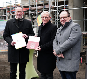 Innenminister Michael Ebling (l.) mit dem Bürgermeister von Bad Neuenahr-Ahrweiler, Guido Orthen (M.) und dem Geschäftsführer der Aufbau- und Entwicklungsgesellschaft Bad Neuenahr-Ahrweiler, Herbert Wiemer (r.).