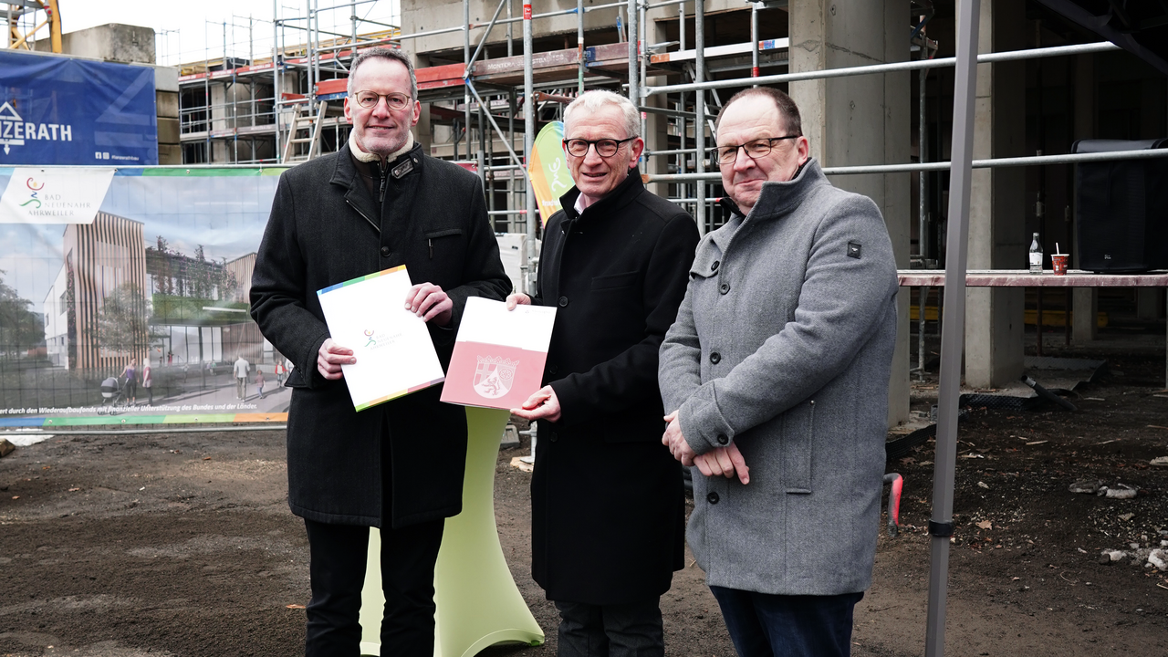 Innenminister Michael Ebling (l.) mit dem Bürgermeister von Bad Neuenahr-Ahrweiler, Guido Orthen (M.) und dem Geschäftsführer der Aufbau- und Entwicklungsgesellschaft Bad Neuenahr-Ahrweiler, Herbert Wiemer (r.).