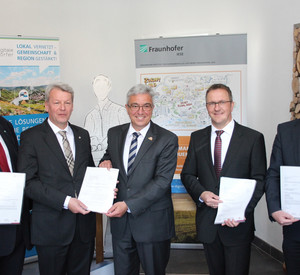 Von links nach rechts:
Verbandsbürgermeister Eisenberg Bernd Frey, Fraunhofer IESE Prof. Dr.-Ing. Peter Liggesmeyer, Minister Roger Lewentz, Verbandsbürgermeister Göllheim Steffen Antweiler und Verbandsbürgermeister Betzdorf-Gebahrdshain Bernd Brato.
