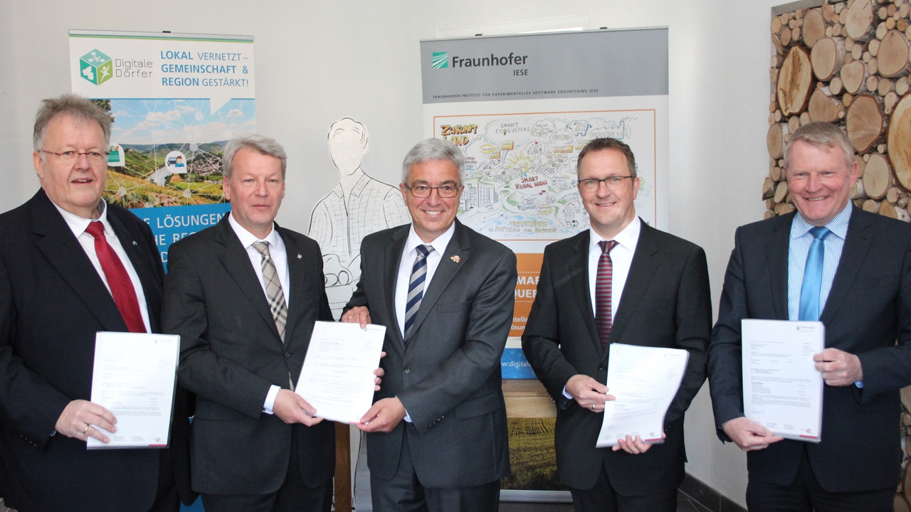 Von links nach rechts:
Verbandsbürgermeister Eisenberg Bernd Frey, Fraunhofer IESE Prof. Dr.-Ing. Peter Liggesmeyer, Minister Roger Lewentz, Verbandsbürgermeister Göllheim Steffen Antweiler und Verbandsbürgermeister Betzdorf-Gebahrdshain Bernd Brato.
