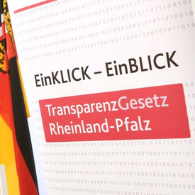 Aufsteller zum Transparenzgesetz Rheinland-Pfalz mit den Worten EinKLICK - EinBLICK