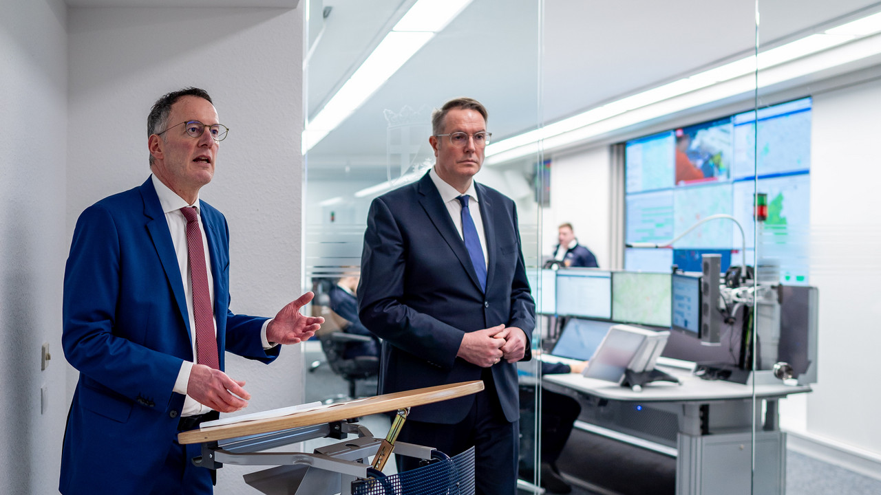 Ministerpräsident Alexander Schweitzer und Innenminister Michael Ebling besuchen das neue Lagezentrum Bevölkerungsschutz in Koblenz.