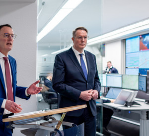 Ministerpräsident Alexander Schweitzer und Innenminister Michael Ebling besuchen das neue Lagezentrum Bevölkerungsschutz in Koblenz.