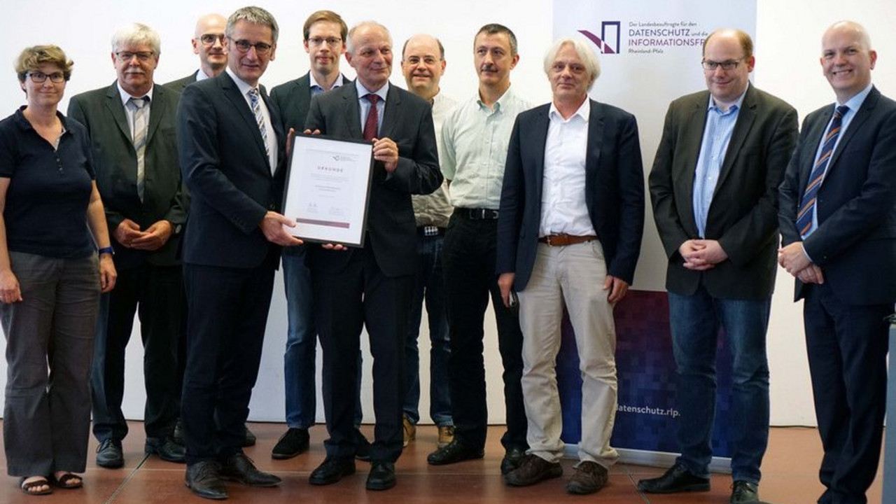 Der landesdatenschutzbeauftragte überreicht einem Vertreter des Innenministeriums den Transparency Award 2017, umringt von weiteren Beteiligten.