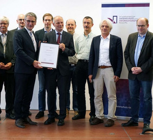 Der landesdatenschutzbeauftragte überreicht einem Vertreter des Innenministeriums den Transparency Award 2017, umringt von weiteren Beteiligten.