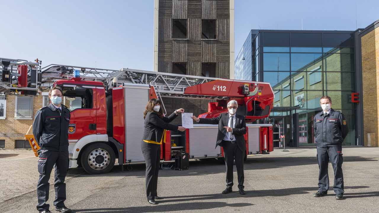 Feuerwehr, Förderbescheid-Übergabe einer Drehleiter mit v.l.: Jan Deubel, Jutta Steinruck,  Roger Lewentz, Jochen Hummel