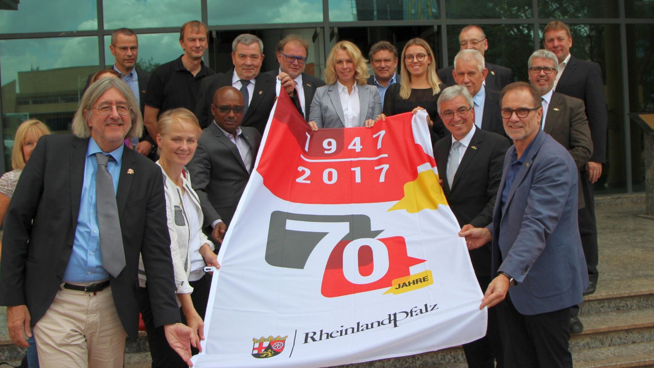 Die Delgaion von Rheinland-Pfalz überreicht dem Bürgermeister von Kigali Die 70-Jahre Flagge von Rheinland-Pfalz.