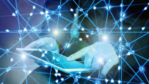 Digitalisierung - ein Tablett wird in der Hand gehalten.
